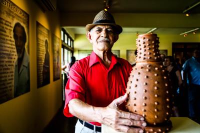 Escola Municipal Liceu Mestre Raimundo Cardoso homenageia mestres da cerâmica	