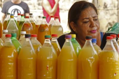 Ver-o-Peso completa 391 anos com bolo gigante, jogos e serviços para os feirantes	
