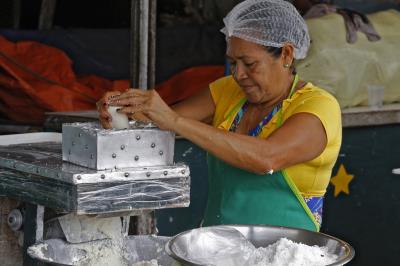 Ver-o-Peso completa 391 anos com bolo gigante, jogos e serviços para os feirantes	
