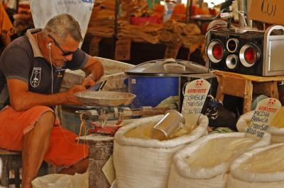 Ver-o-Peso completa 391 anos com bolo gigante, jogos e serviços para os feirantes	