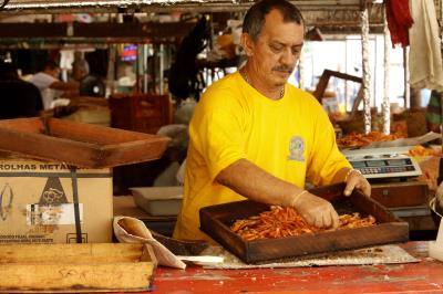 Ver-o-Peso completa 391 anos com bolo gigante, jogos e serviços para os feirantes	