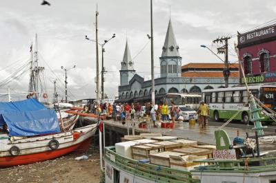 Ver-o-Peso completa 391 anos com bolo gigante, jogos e serviços para os feirantes	