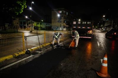 Com trabalho noturno, Prefeitura avança na recuperação de ruas e avenidas 