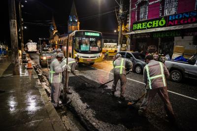 Com trabalho noturno, Prefeitura avança na recuperação de ruas e avenidas 