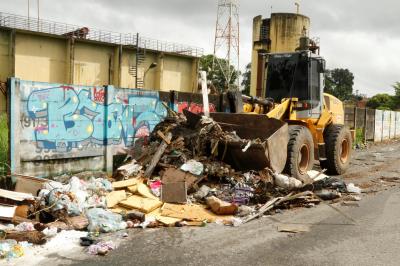 Prefeitura e comunidade se unem contra descarte de lixo em canal da Marambaia