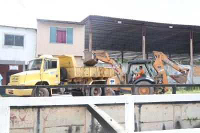 Prefeitura e comunidade se unem contra descarte de lixo em canal da Marambaia