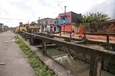 Prefeitura e comunidade se unem contra descarte de lixo em canal da Marambaia