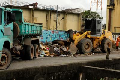 Prefeitura e comunidade se unem contra descarte de lixo em canal da Marambaia