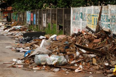 Prefeitura e comunidade se unem contra descarte de lixo em canal da Marambaia