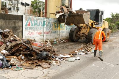 Prefeitura e comunidade se unem contra descarte de lixo em canal da Marambaia