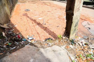 Prefeitura e comunidade se unem contra descarte de lixo em canal da Marambaia