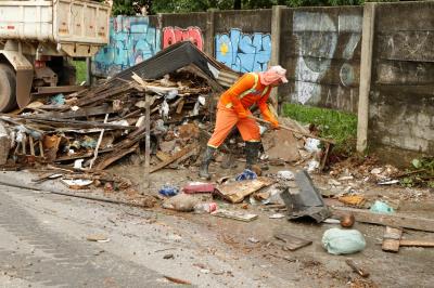 Prefeitura e comunidade se unem contra descarte de lixo em canal da Marambaia