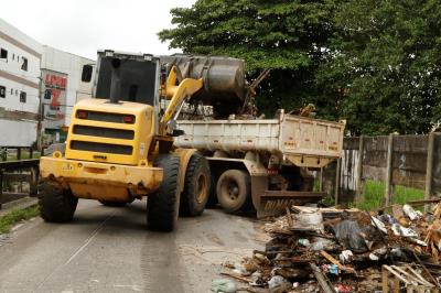 Prefeitura e comunidade se unem contra descarte de lixo em canal da Marambaia