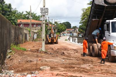 Prefeitura e comunidade se unem contra descarte de lixo em canal da Marambaia