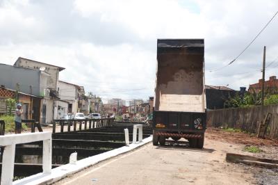 Prefeitura e comunidade se unem contra descarte de lixo em canal da Marambaia