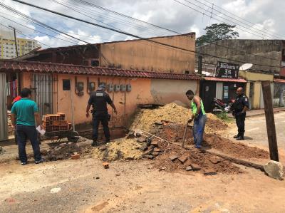 PREFEITURA EMBARGA OBRA IRREGULAR NO BAIRRO PARQUE VERDE