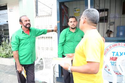 Ação educativa orienta população sobre novo sentido da travessa Humaitá	