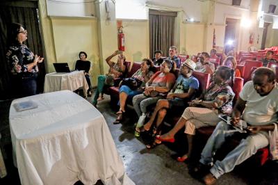 Reunião entre Fumbel e grupos de pássaros no Cine Olympia