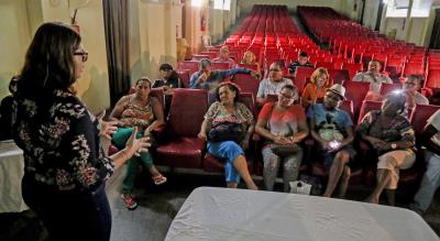 Reunião entre Fumbel e grupos de pássaros no Cine Olympia