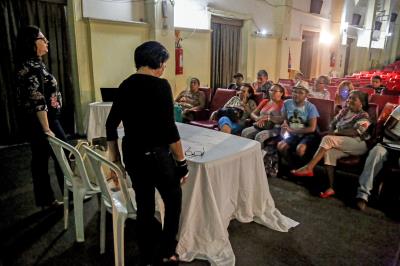 Reunião entre Fumbel e grupos de pássaros no Cine Olympia