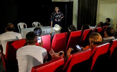 Reunião entre Fumbel e grupos de pássaros no Cine Olympia