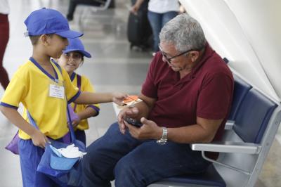 ENTREGA DE CARTAS PARA A PAZ NO AEROPORTO DE BELÉM
