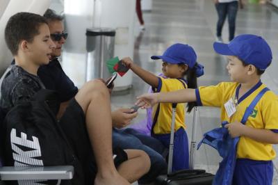 ENTREGA DE CARTAS PARA A PAZ NO AEROPORTO DE BELÉM