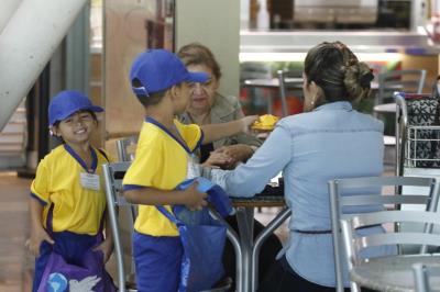 ENTREGA DE CARTAS PARA A PAZ NO AEROPORTO DE BELÉM