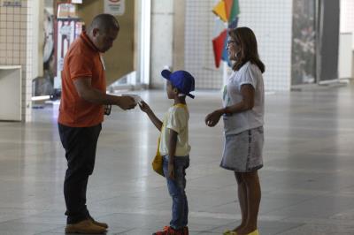 ENTREGA DE CARTAS PARA A PAZ NO AEROPORTO DE BELÉM
