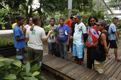 Pessoas em situação de rua visitam o Mangal das Garças