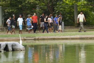 Pessoas em situação de rua visitam o Mangal das Garças