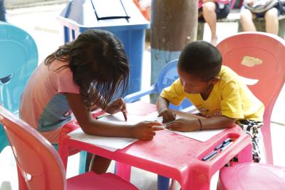 Colônia de férias com crianças venezuelanas no Bosque Rodrigues Alves