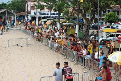 Campeonato anima a tarde de verão na Praia Grande, em Outeiro