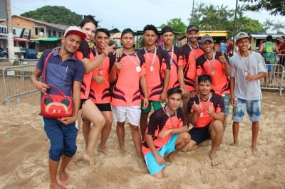 Campeonato anima a tarde de verão na Praia Grande, em Outeiro