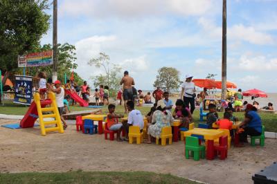 Programação infantil gratuita atrai dezenas de crianças na Praia do Amor, em Outeiro