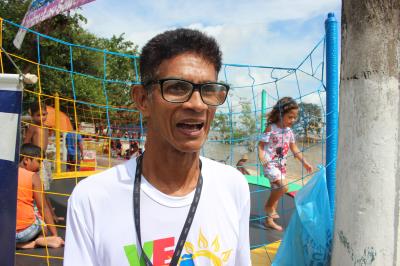 Programação infantil gratuita atrai dezenas de crianças na Praia do Amor, em Outeiro
