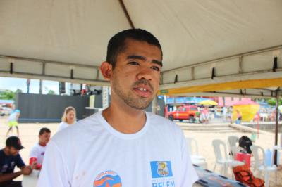 Programação infantil gratuita atrai dezenas de crianças na Praia do Amor, em Outeiro