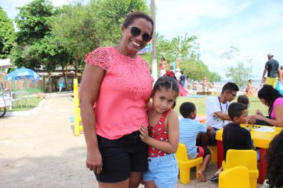 Programação infantil gratuita atrai dezenas de crianças na Praia do Amor, em Outeiro