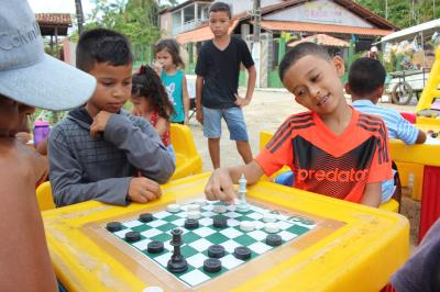 Programação infantil gratuita atrai dezenas de crianças na Praia do Amor, em Outeiro