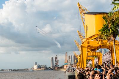 Esquadrilha da fumaça encanta crianças e adultos em Belém