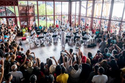 Esquadrilha da fumaça encanta crianças e adultos em Belém