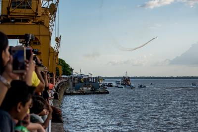 Esquadrilha da fumaça encanta crianças e adultos em Belém