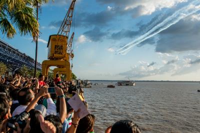 Esquadrilha da fumaça encanta crianças e adultos em Belém