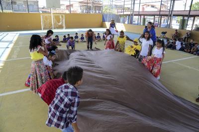 Alunos festejam o Dia do Folclore com música, dança e contação de histórias