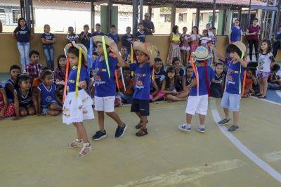 Alunos festejam o Dia do Folclore com música, dança e contação de histórias