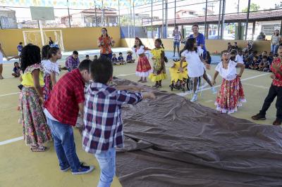 Alunos festejam o Dia do Folclore com música, dança e contação de histórias
