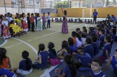 Alunos festejam o Dia do Folclore com música, dança e contação de histórias