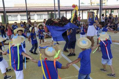 Alunos festejam o Dia do Folclore com música, dança e contação de histórias