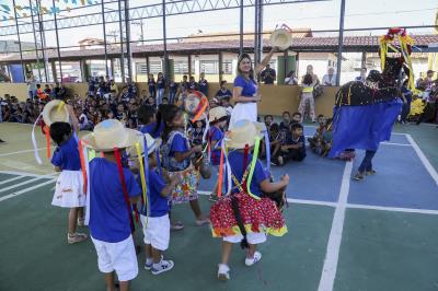 Alunos festejam o Dia do Folclore com música, dança e contação de histórias