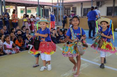 Alunos festejam o Dia do Folclore com música, dança e contação de histórias